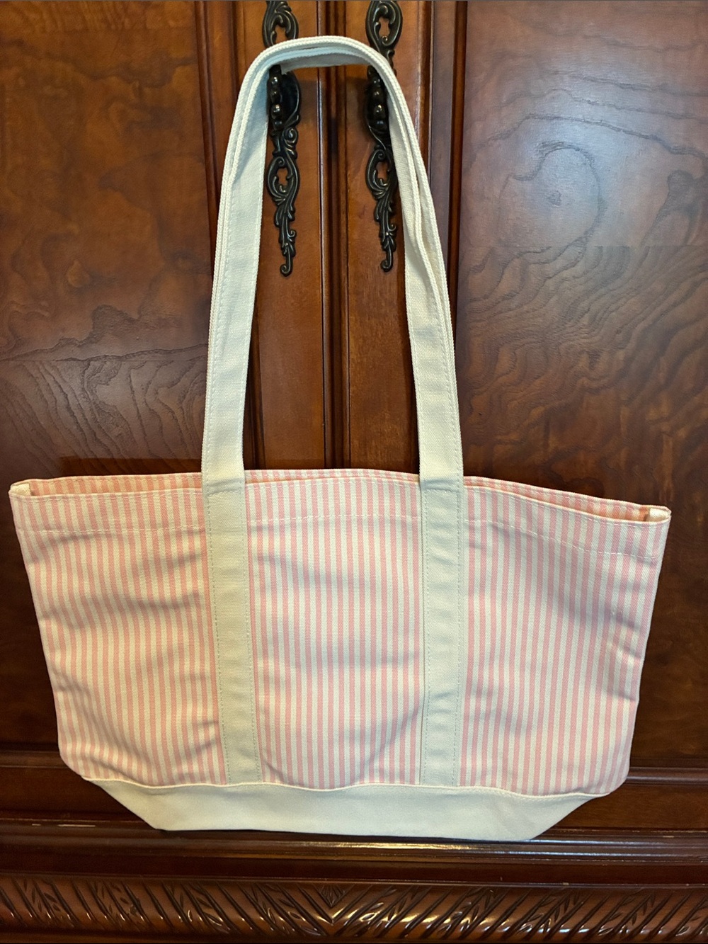 Lancôme Bundle-Train Case, Tote Bag, Renergie, Lipstick, and More! - Picture 9 of 9